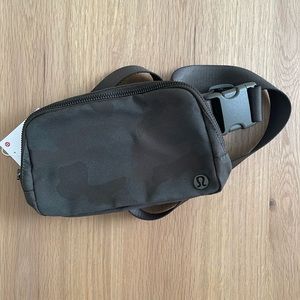 NWT Lululemon Everywhere belt bag